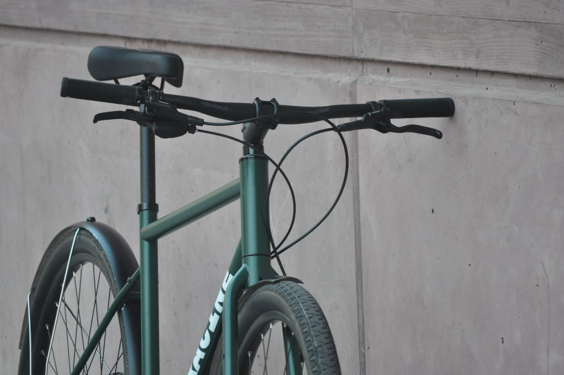 Détail du cadre vert mousse et du guidon drop bar d'un vélo urbain Vélos-Racine, vue rapprochée frontale