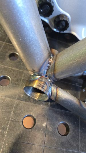 Gros plan sur une soudure TIG au boîtier de pédalier d'un cadre en acier chromoly